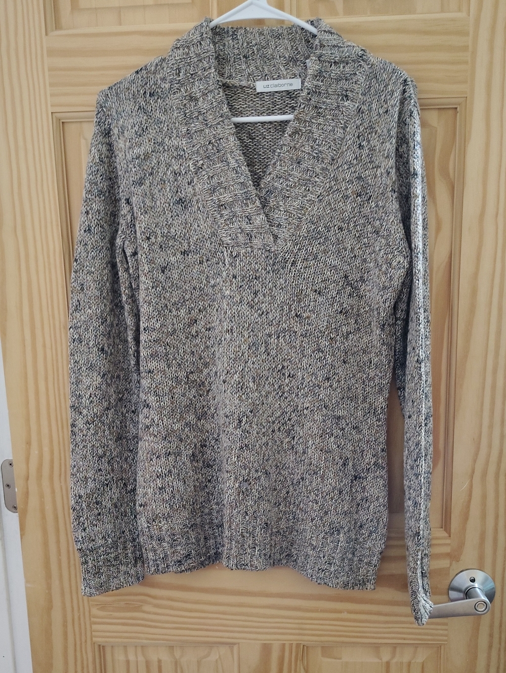 🧣Liz Claiborne Women’s  V-Neck Sweater - Neutral Colors